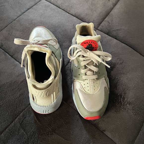 Nike air huarache just wear them once but they fit tight on me - Picture 3 of 3